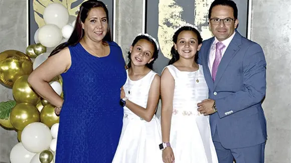 ANDREA Y SOF&Iacute;A FELICES DE RECIBIR LA COMUNI&Oacute;N