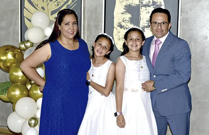 ANDREA Y SOF&Iacute;A FELICES DE RECIBIR LA COMUNI&Oacute;N