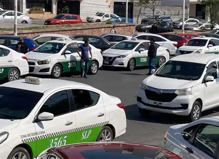 Fotos | Taxistas colapsan zona poniente de la capital
