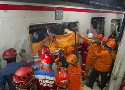 Siete muertos en accidente de tren en Bekasi Este, Indonesia