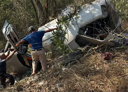 Vuelca veh&iacute;culo en la Valles-Tampico; tres lesionados