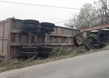 Chofer queda ileso tras volcadura de unidad ca&ntilde;era