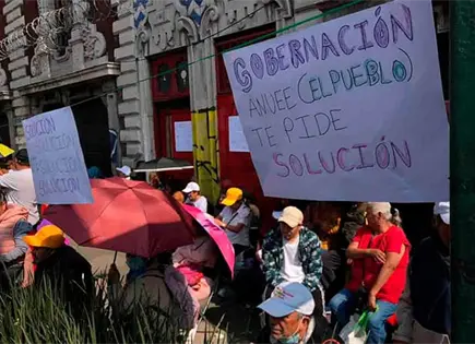 Jubilados de LyFC protestan por recortes en pensiones Jubilados de LyFC protestan por recortes en pensiones