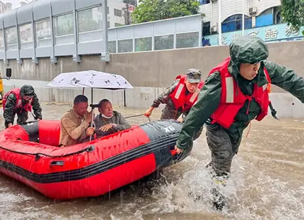 Evacuan a m&aacute;s de 200 en China por inundaciones