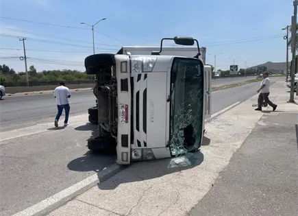 Protecci&oacute;n Civil atiende volcadura cerca de Villantigua