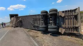 Trailero resulta herido al volcar en la carretera &acute;49