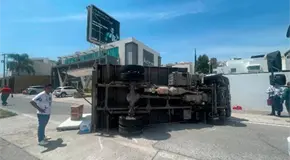 Vuelca cami&oacute;n en Villantigua