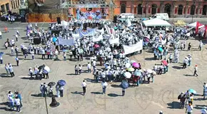 Con exigencias, marchan miles de trabajadores en SLP