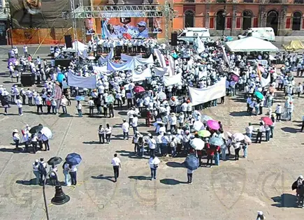 Con exigencias, marchan miles de trabajadores en SLP