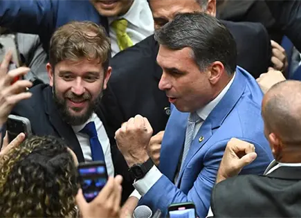 Congreso avala reducir sentencia a Bolsonaro