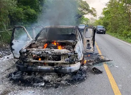 Incendio consume camioneta en El Naranjo