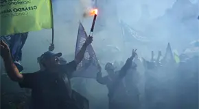 Trabajadores argentinos protestan en Buenos Aires contra reforma laboral