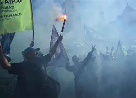 Trabajadores argentinos protestan en Buenos Aires contra reforma laboral