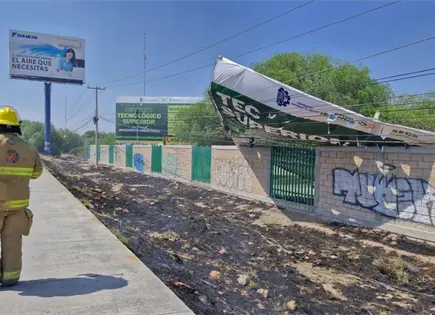 Cae letrero del Tec Superior en cables de CFE y causa incendio