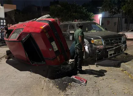 Joven pierde control, choca y vuelca en Altavista 