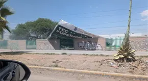 Cae anuncio sobre cables el&eacute;ctricos