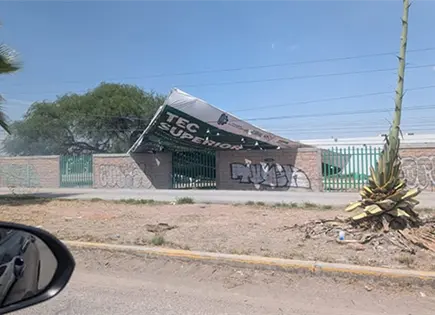Cae anuncio sobre cables el&eacute;ctricos