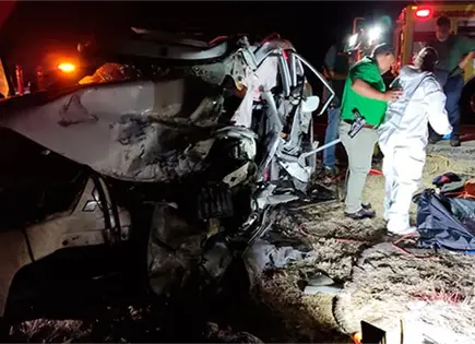 Choque carretero deja dos muertos y tres heridos