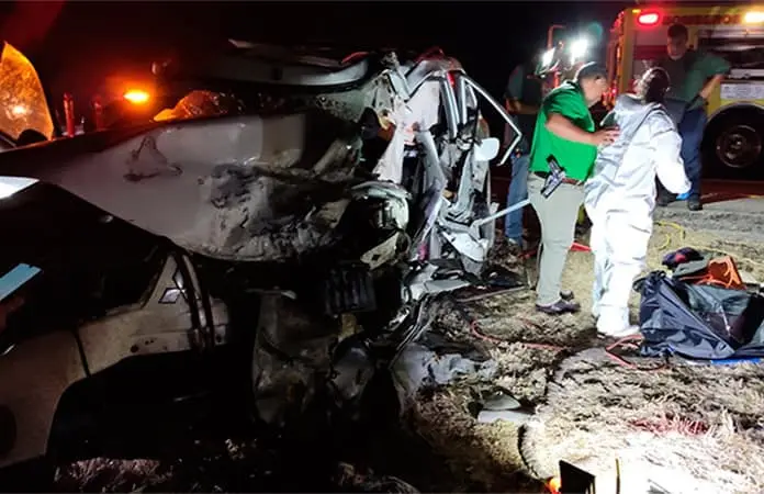 Choque carretero deja dos muertos y tres heridos