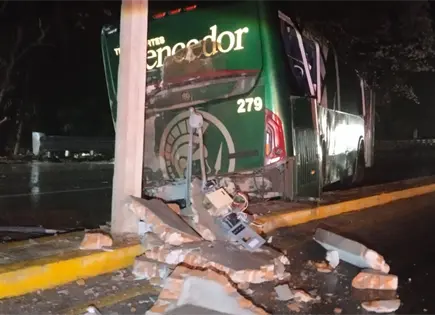 Autobusazo en la Valles-Tamazunchale deja 7 lesionados; pasajera evita tragedia