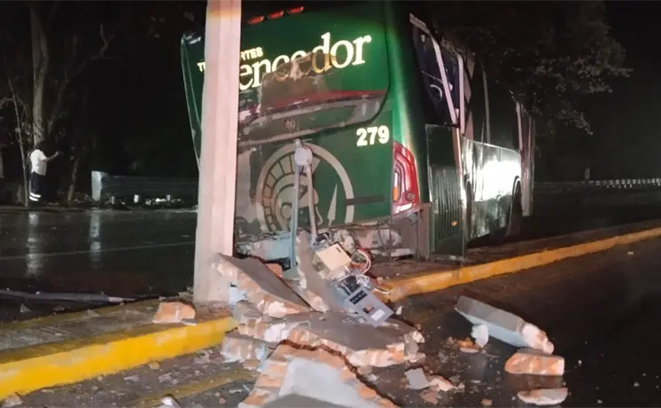 Autobusazo en la Valles-Tamazunchale deja 7 lesionados; pasajera evita tragedia