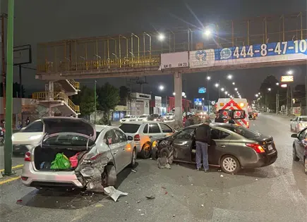 Aparatoso choque en carriles centrales de la Rioverde