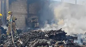 Incendio de pastizal alcanza empresa en Z.I.