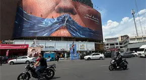 Ir&aacute;n mantiene control del estrecho tras ataque a buque