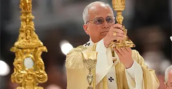 Papa pide a adinerados seguir con donaciones