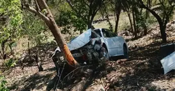 Abandonan auto tras choque en ejido de Ciudad Valles
