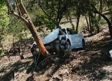 Abandonan auto tras choque en ejido de Ciudad Valles