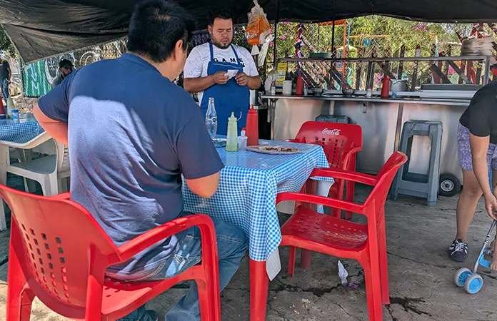 Advierten riesgos por comer en la calle