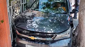 Auto choca contra puesto y vivienda en El Polvor&iacute;n