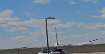 Avi&oacute;n de United Airlines choca con poste y cami&oacute;n en Newark