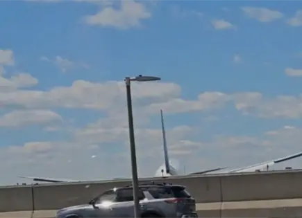 Avi&oacute;n de United Airlines choca con poste y cami&oacute;n en Newark