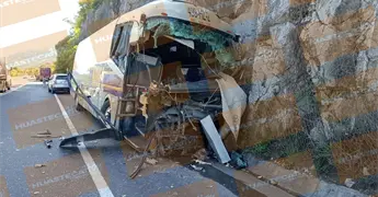 Chocan de frente camioneta y autob&uacute;s; hay dos muertos