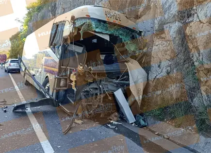 Chocan de frente camioneta y autob&uacute;s; hay dos muertos