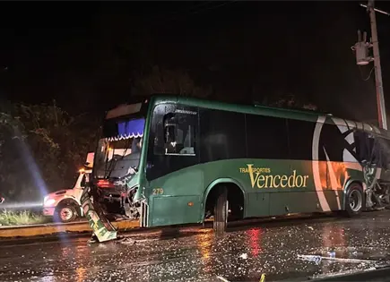 Una pasajera evit&oacute; tragedia en choque de dos autobuses 