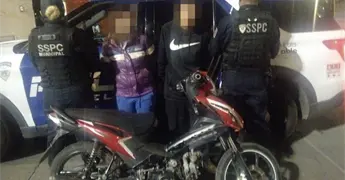 Detienen a pareja con moto robada en El Paseo