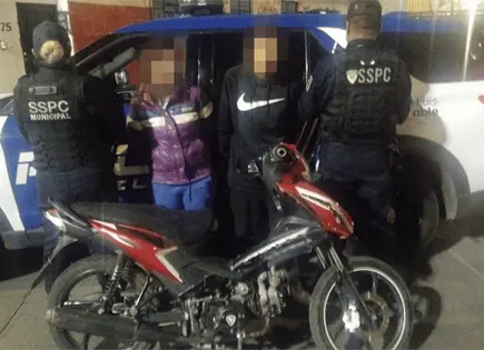 Detienen a pareja con moto robada en El Paseo