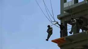 Militares entrenan para obtener sus "alas"