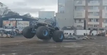 VIDEO | Monster Truck embiste al p&uacute;blico en Colombia
