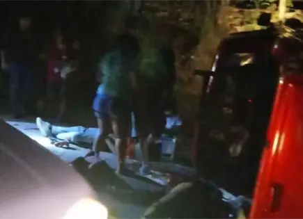 Padre e hijo pierden la vida en aparatosa volcadura