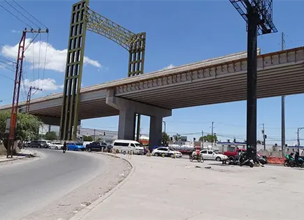 Obra de puente elevado genera largas filas de autos