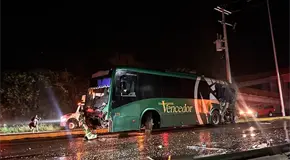 Siete lesionados, saldo de choque de autobuses