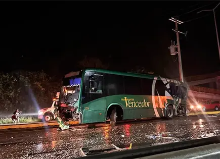 Siete lesionados, saldo de choque de autobuses