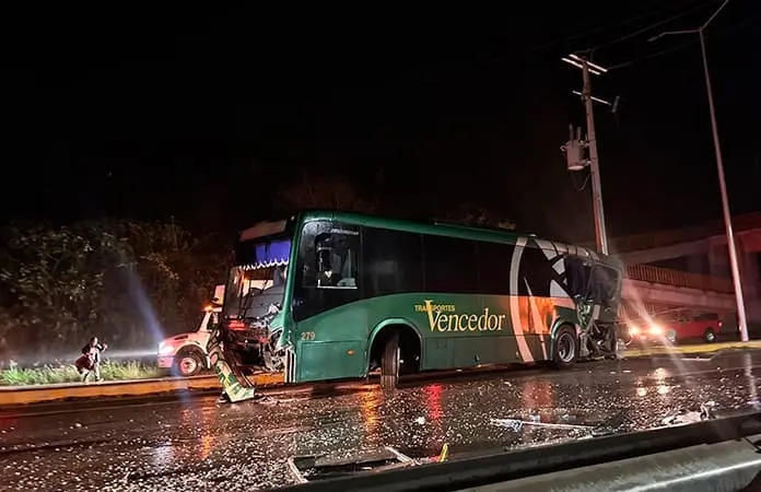 Siete lesionados, saldo de choque de autobuses