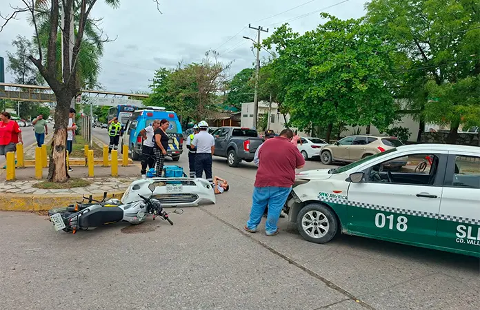 Taxista impacta contra motociclista