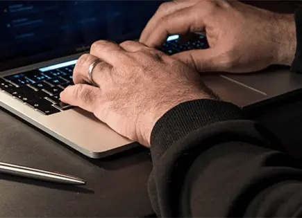 Uno de cada 12 empleados accede a sitios para adultos en el trabajo