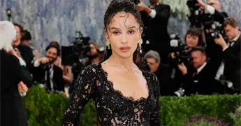 Zoe Kravitz asiste a Met Gala 2026 sin Harry Styles